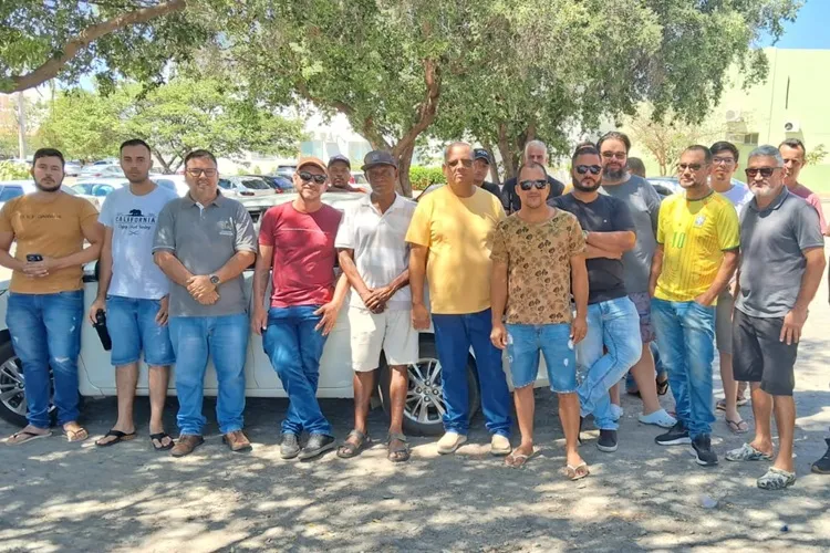 Motoristas do aplicativo 99 param atividades cobrando pagamento integral das corridas em Guanambi
