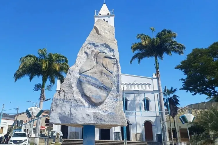 Homenagem inspira artesão a confeccionar coração saindo de pedra em Macaúbas