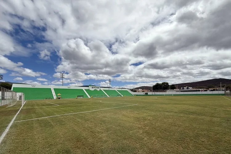 Brumado: Prefeito entrega estádio requalificado e anuncia novos investimos para o esporte