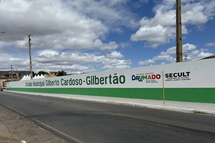 Brumado: Prefeito entrega estádio requalificado e anuncia novos investimos para o esporte