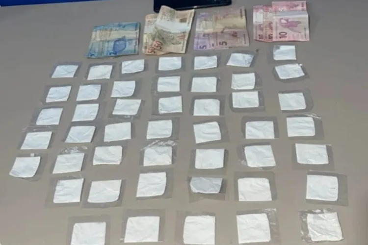 Ibipitanga: Indivíduo é detido com cocaína e dinheiro durante abordagem da PM