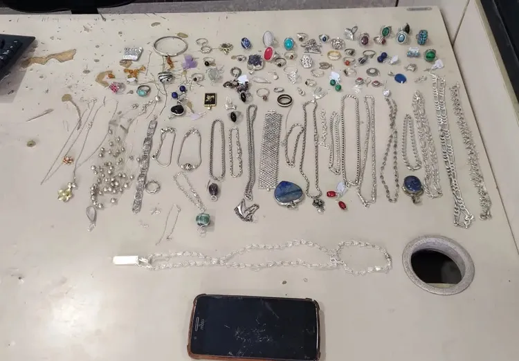 Santa Cruz Cabrália: Jovem é preso suspeito de roubar cerca de R$ 200 mil em joias