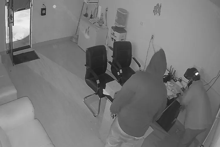 VÍDEO: Escritório comercial é arrombado e tem R$ 32 mil furtados em distrito de Brumado