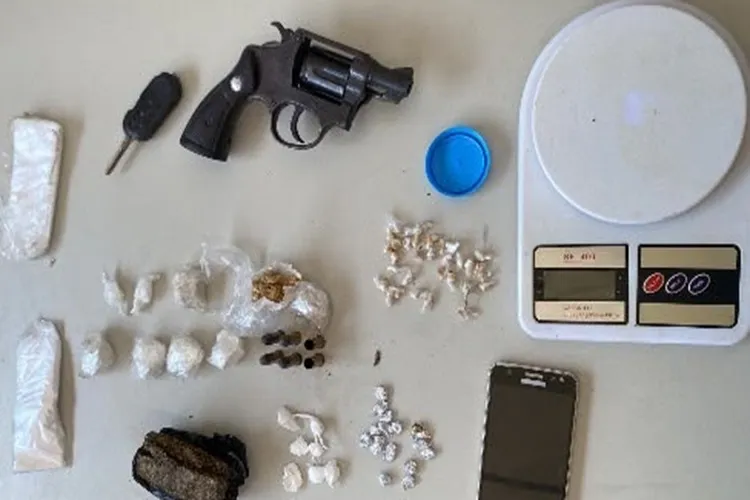 Perseguição e troca de tiros terminam com apreensão de arma e drogas em Guanambi