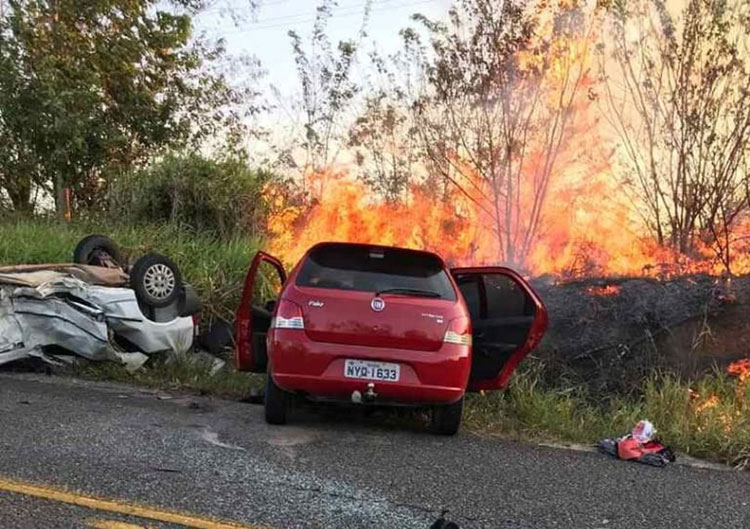 Avó e neto morrem após batida e incêndio em estrada no interior da Bahia