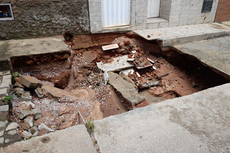 Brumado: Idosa pede socorro após enxurrada abrir cratera e deixar sua casa em risco