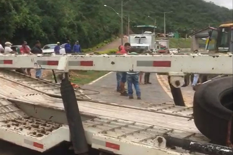 Carreta faz manobra e interdita BA-824 na Chapada Diamantina