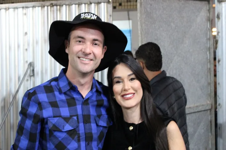 Prefeito e primeira-dama dão as boas-vindas aos festejos de aniversário de Brumado