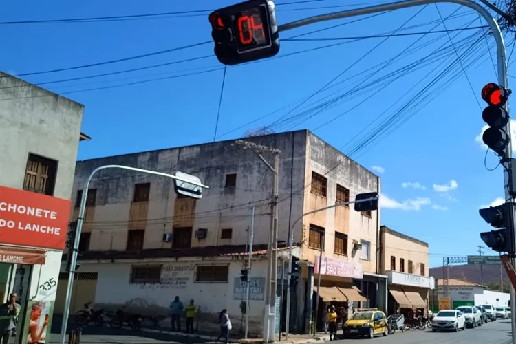 Novo conjunto semafórico é instalado em Brumado