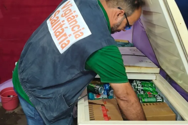 Vigilância Sanitária apreende bebidas estragadas em festa tradicional de Carinhanha