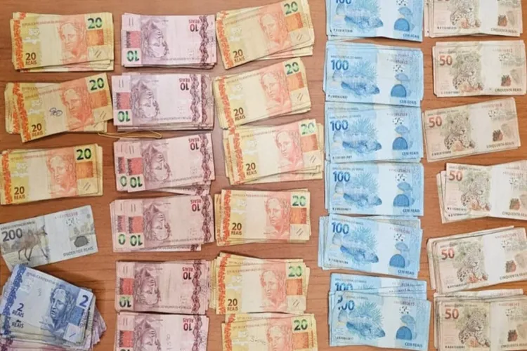 Mulher é detida com R$ 17,4 mil após denúncia de tráfico de drogas em Bom Jesus da Lapa