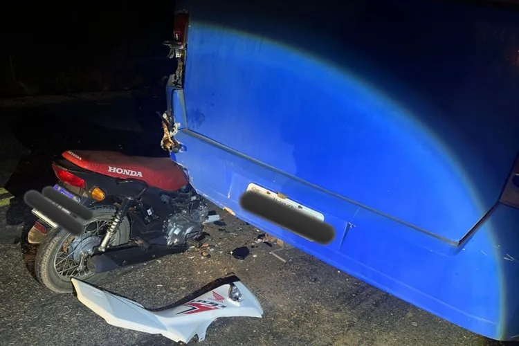 Secretário de Malhada de Pedras bate em micro-ônibus abandonado na BA-148