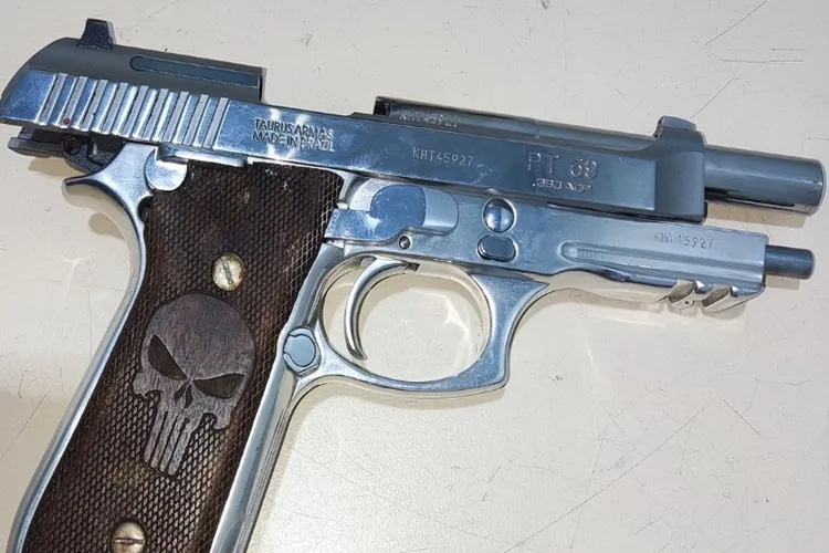 Denúncia de carro roubado leva PM a apreender arma de fogo em Vitória da Conquista