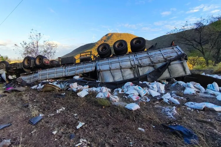 Guanambi: Caminhão capota na BR-030 e jovem de 23 anos fica ferido