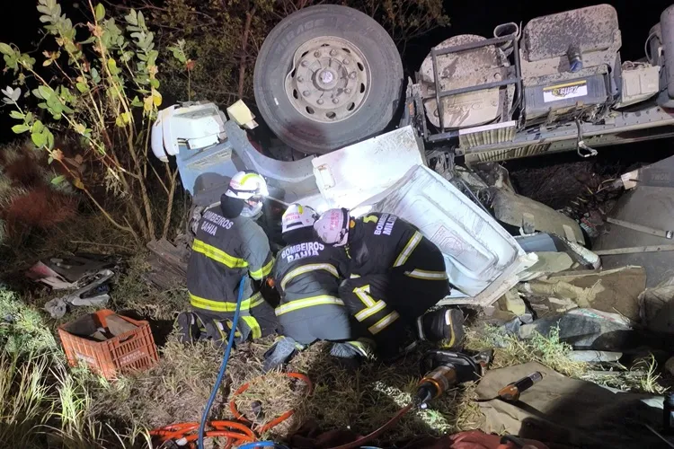 Guanambi: Caminhão capota na BR-030 e jovem de 23 anos fica ferido