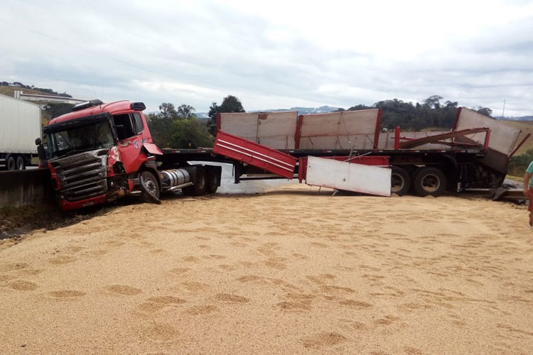 Carreta de Brumado se envolve em acidente na rodovia Fernão Dias em Extrema, Minas Gerais