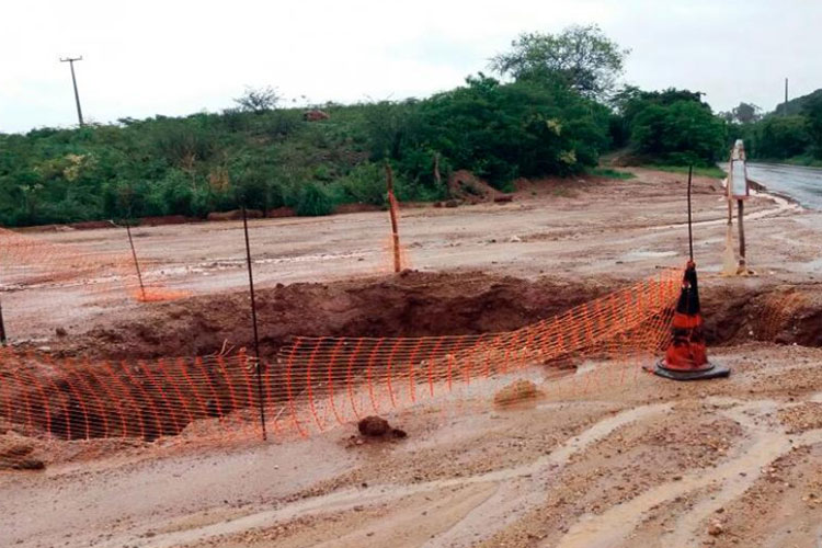 Cratera avança às margens da BR-430 e põe motoristas em risco em Igaporã