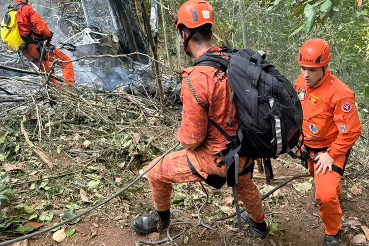 Quatro pessoas morrem em queda de helicóptero no Rio de Janeiro