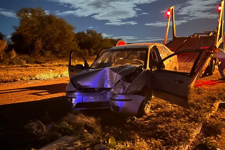 Motorista derruba poste de iluminação com carro na Avenida do Trabalho em Guanambi