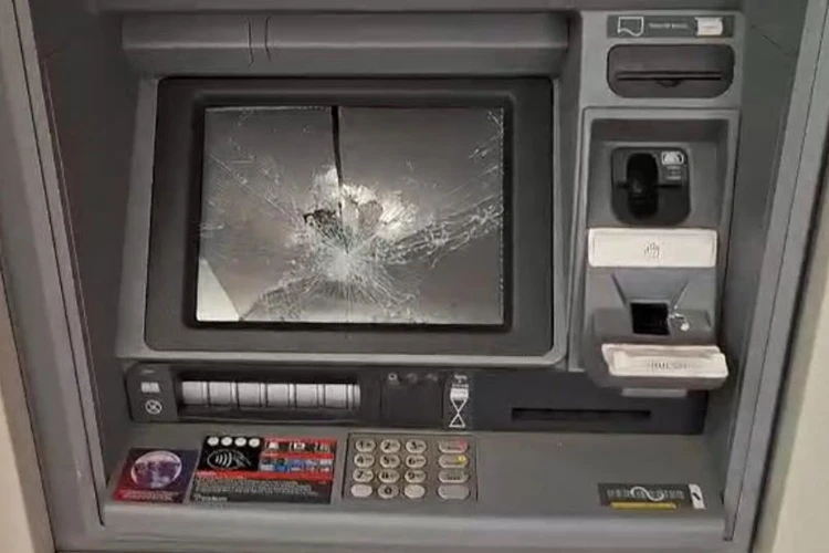 Homem com problemas psicológicos depreda caixas eletrônicos em Boquira