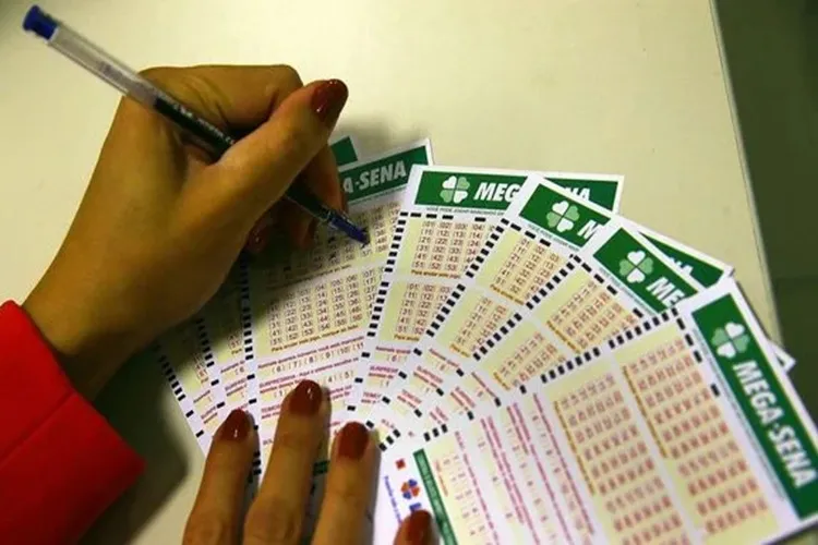 Homem termina namoro após ganhar R$ 2,5 milhões na Mega-Sena e terá que dividir prêmio