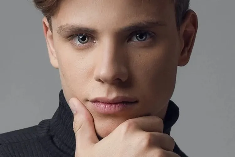 Modelo de 17 anos morre afogado durante sessão de fotos de formatura