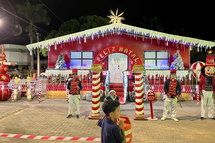Guanambi inaugura tradicional decoração natalina e comércio vive aquecimento