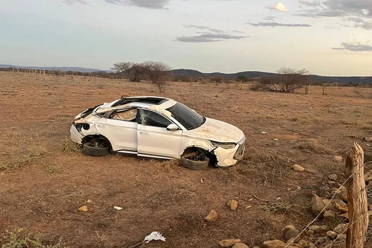 Dois homens ficam feridos após carro capotar na zona rural de Dom Basílio