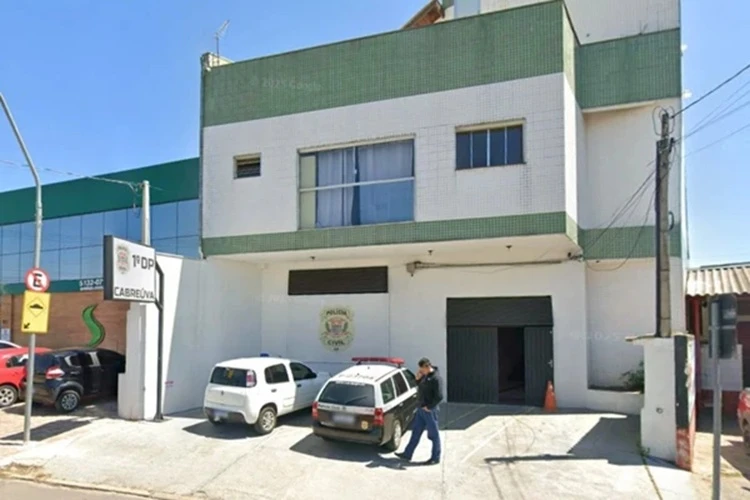 Homem ataca esposa com garfo de churrasco após mexer no celular da vítima