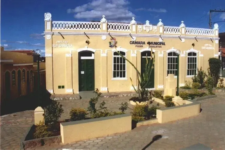 Câmara de Caetité abre vagas de nível médio com salários de até R$ 5 mil