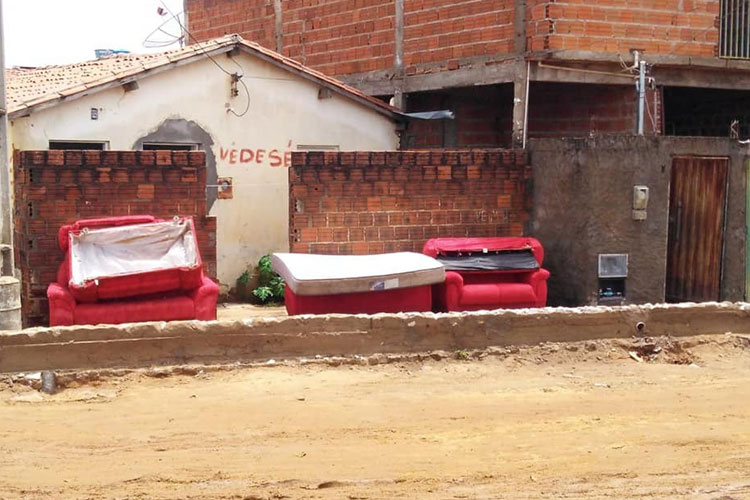 Brumado: Baiana do Acarajé perde maioria dos móveis após enxurrada da chuva invadir sua casa