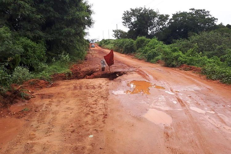 Chuvas agravam as condições da BA-617 entre as cidades de Caculé e Condeúba