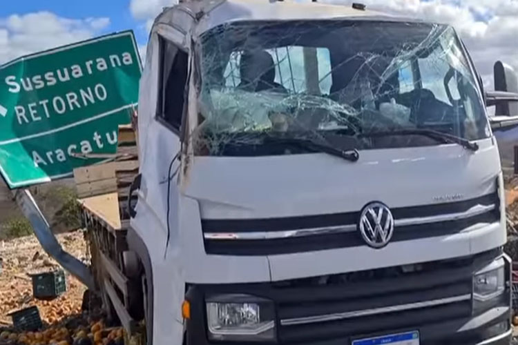 Caminhão carregado com frutas tomba na rótula da BA-262 com a BR-030 em Brumado