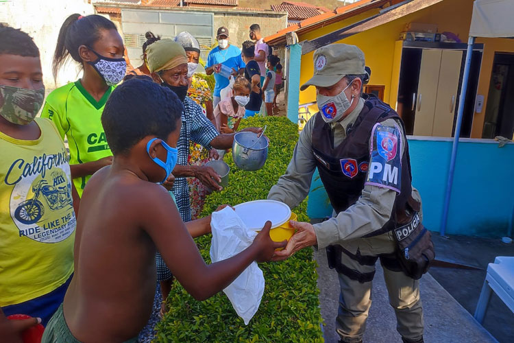 Ronda Maria da Penha entrega sopa para moradores de Jequié