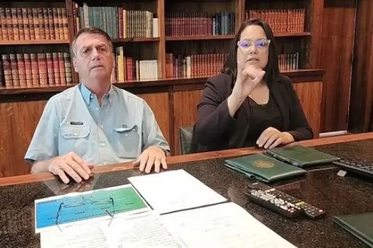 Em live, Jair Bolsonaro questiona urnas e defende manifestações golpistas nos quartéis