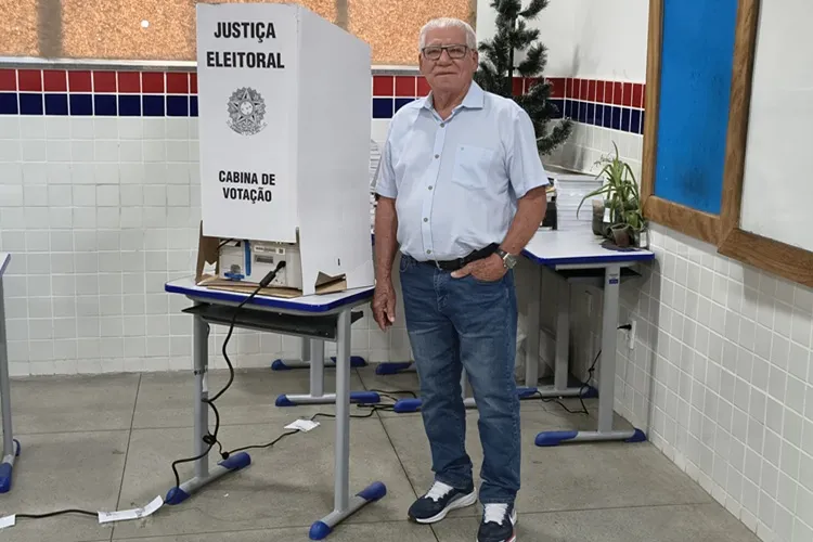 Eleições 2026: Aos 85 anos, ex-prefeito de Brumado vota e defende soberania nacional