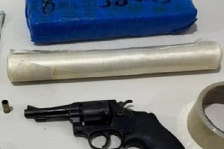 Homem é flagrado e preso com arma e drogas em Ribeirão do Largo