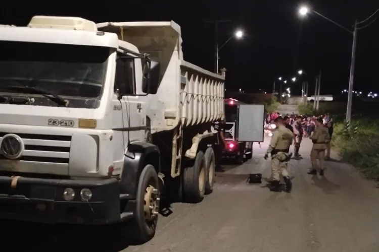 Jovem de 20 anos morre após colisão entre moto e caçamba em Guanambi