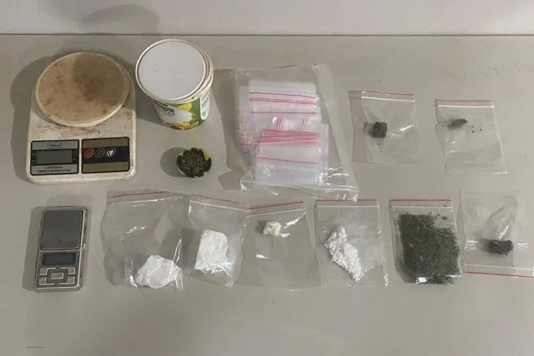 Homem tenta fugir da Rondesp, mas é preso com drogas em Feira da Mata