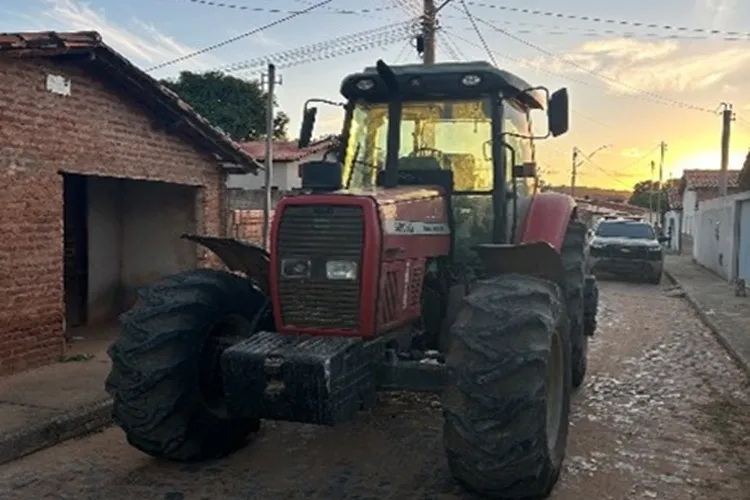 Trator desgovernado: Jovem embriagado invade fachada de casa em Palmas de Monte Alto