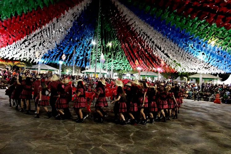 Quadrilhas das escolas municipais de Brumado homenageiam Edigar Mão Branca