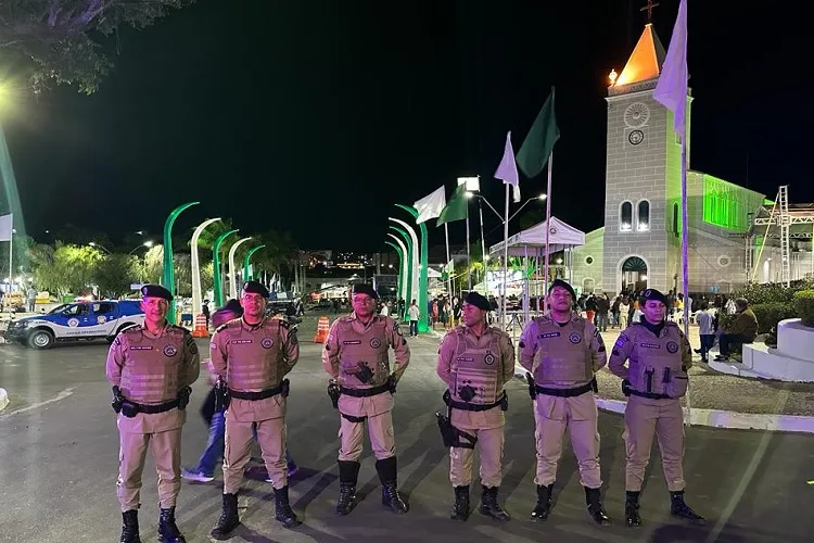 PM apreende drogas, arma branca e recupera celular na Festa de Sant?Ana em Caetité