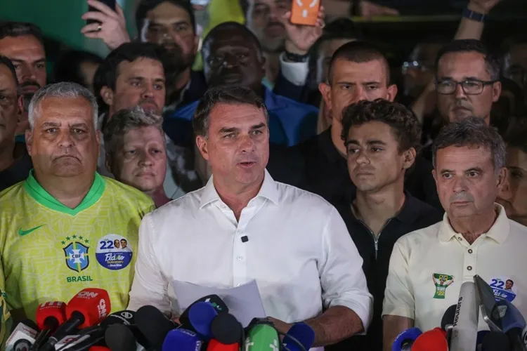 Flávio Bolsonaro não reconhece vitória de Lula e tentará anulação do pleito