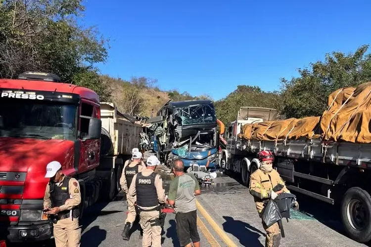 Acidente entre ônibus a caminho de Bom Jesus da Lapa e caminhão deixa dois mortos na BR-259