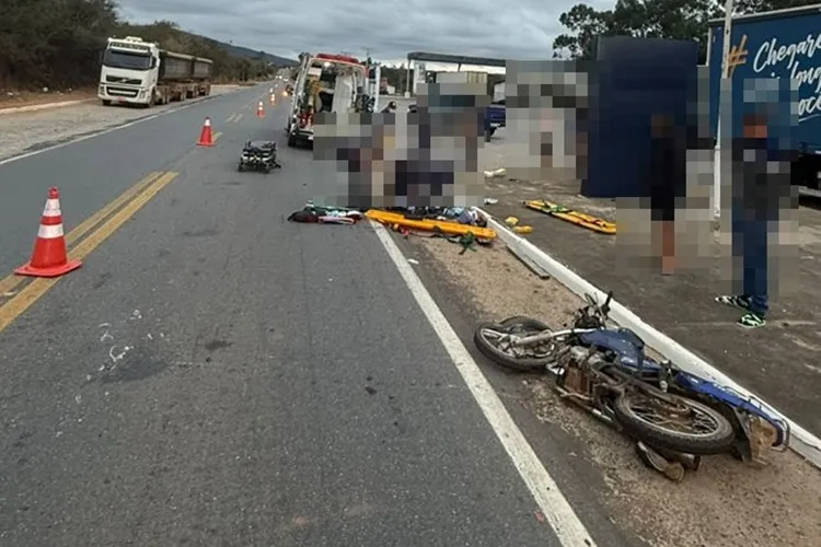 Duas pessoas ficam feridas após acidente entre carreta e moto na BR-430 em Caetité