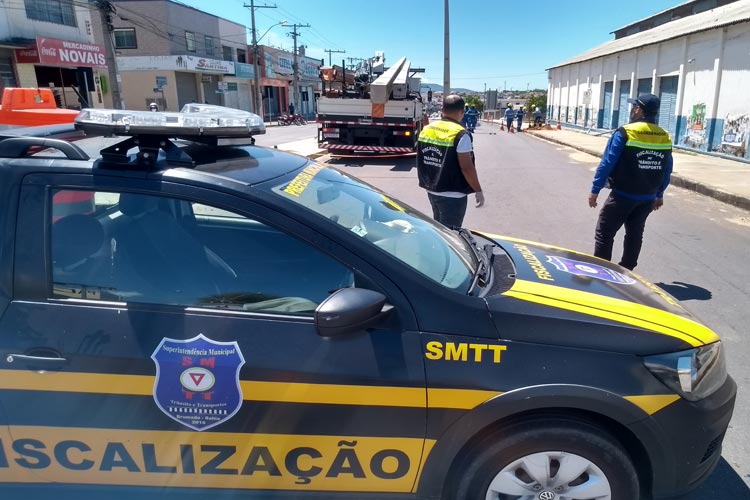 Brumado: Coelba inicia remoção de postes no meio da Avenida Doutor Antônio Mourão Guimarães