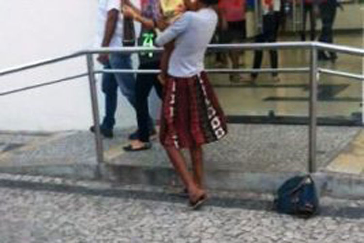 Mãe usa criança para pedir esmola nas ruas de Guanambi