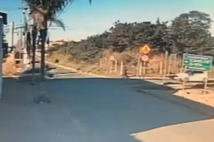 Motociclista morre após motorista sem CNH avançar sinal de 'pare' em Vitória da Conquista