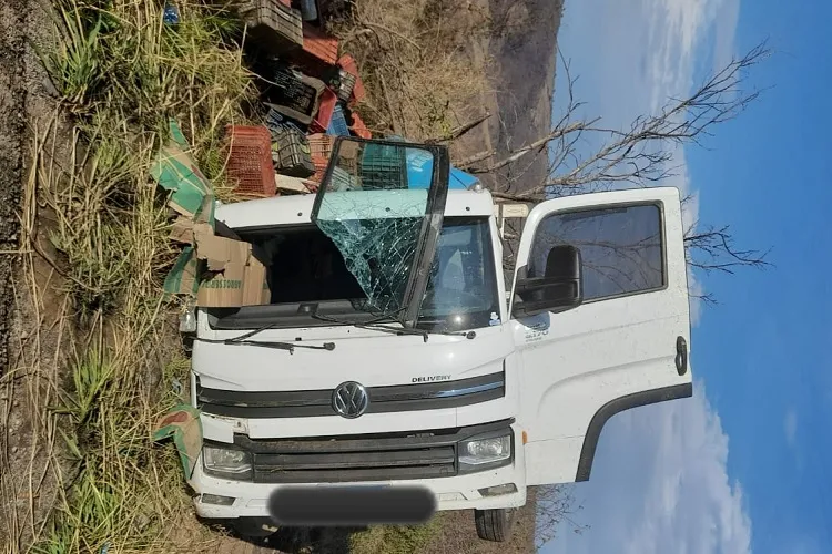 Idoso morre após caminhão carregado com frutas capotar na BA-262 em Anagé