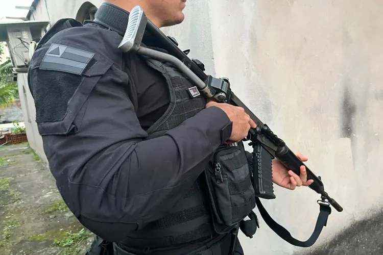 Homem é preso em flagrante após ameaçar, xingar e arrombar porta de ex em Seabra
